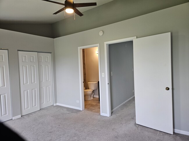 Building Photo - 65 S Golfview Ct