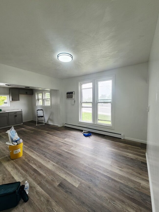 Building Photo - Fully Remodeled 5BR Home with 3-Car Garage...