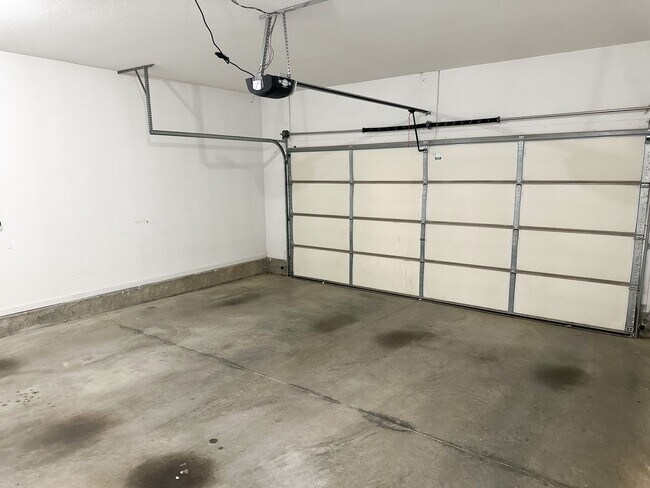 Building Photo - Stunning 5 bedroom 3.5 bath home in the highly desirable Rocky Hill area