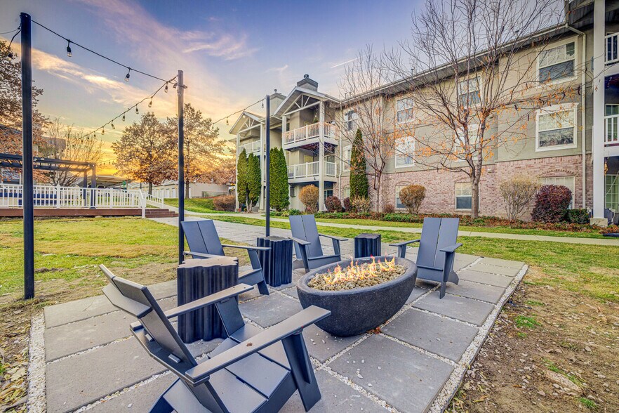 Building Photo - River Oaks