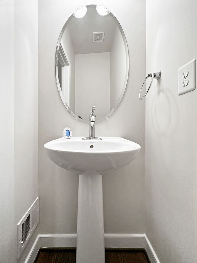 Building Photo - 3 Bed 4.5 Bath - Downtown Crown Townhouse ...