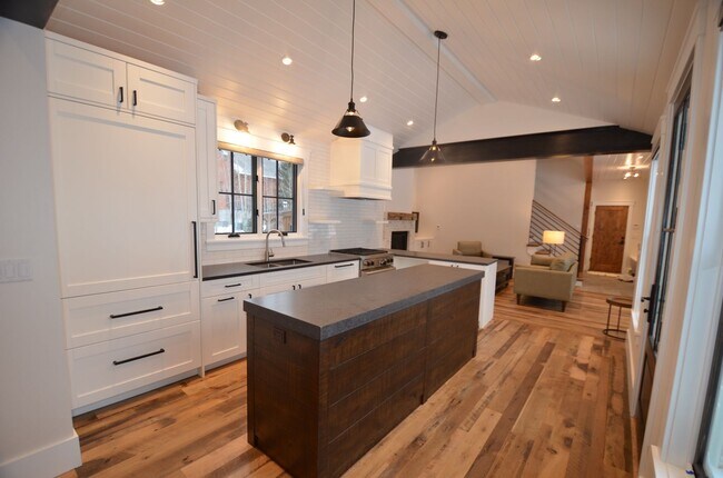 Building Photo - 300 Washington Rd