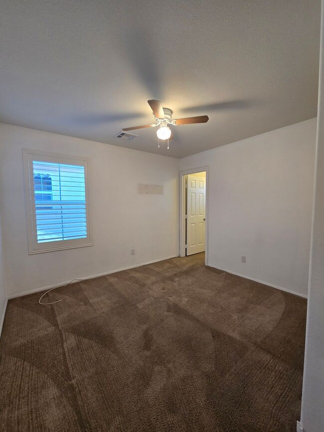 Building Photo - A Fabulous 5 Bedroom Home in Henderson