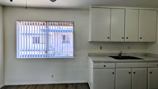Building Photo - 1810 W Greenleaf Ave