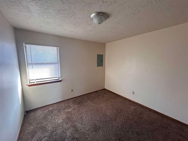 Building Photo - 1912 SW D Ave