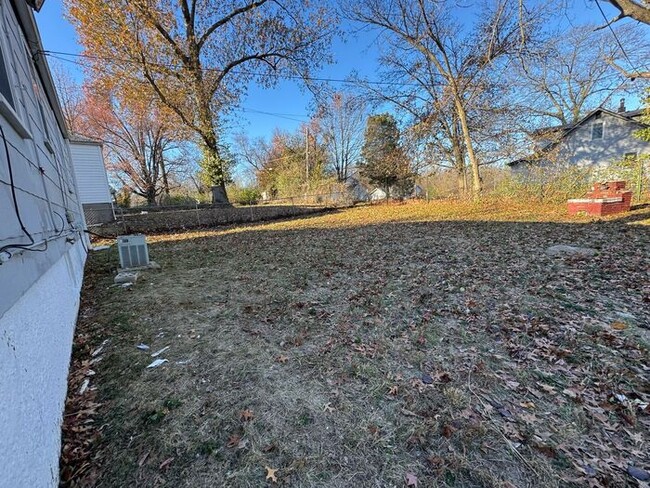 Building Photo - Cute! Must See! Large Fenced Yard!