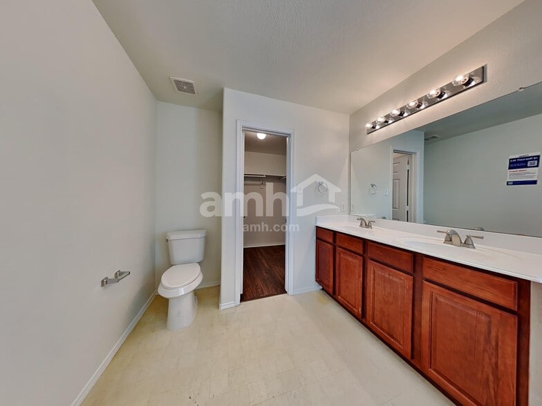 Building Photo - 700 Locustberry Dr