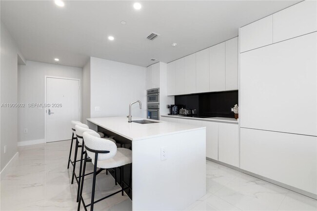 Building Photo - 700 NE 24th St