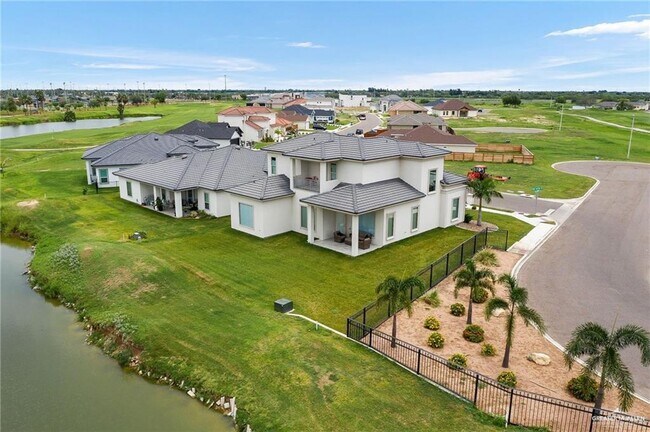 Building Photo - 18 Lago Huron