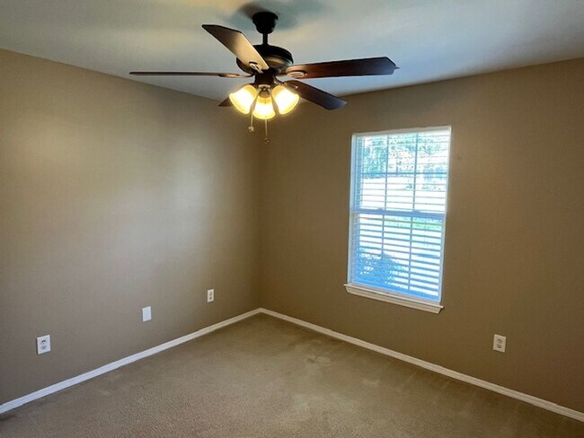Building Photo - Nice Benton 3 bedroom 2 bathroom house.
