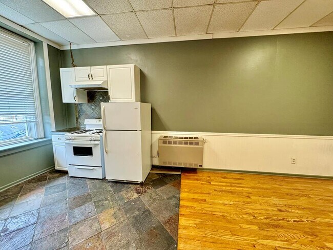 Building Photo - 11 Main St