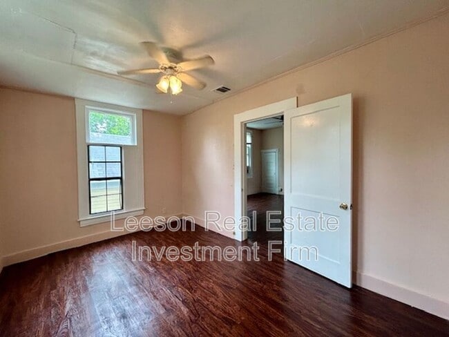 Building Photo - 533 Merrick St