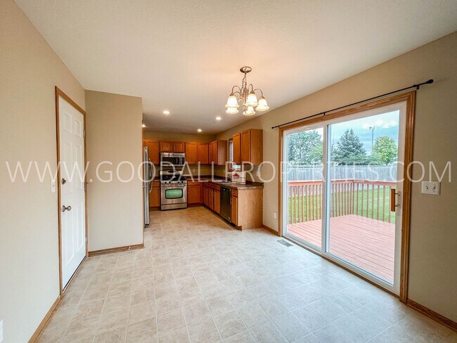 Building Photo - 3 Bedroom, 2.5 Bathroom in West Des Moines