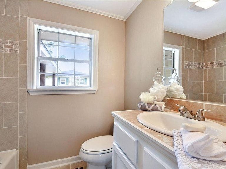 Building Photo - 162 Grand Ave