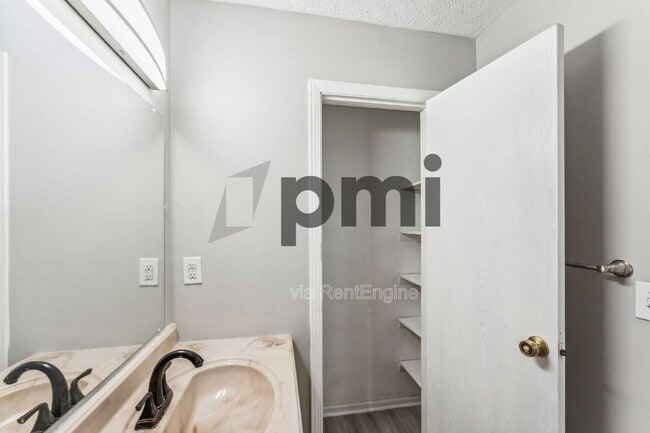 Building Photo - 3783 Petzinger Rd