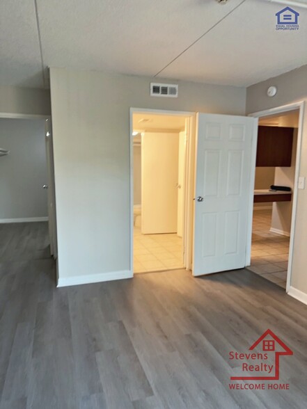 Building Photo - 915 S Seminole Dr