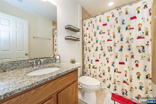 Building Photo - 9 Landmark Ln