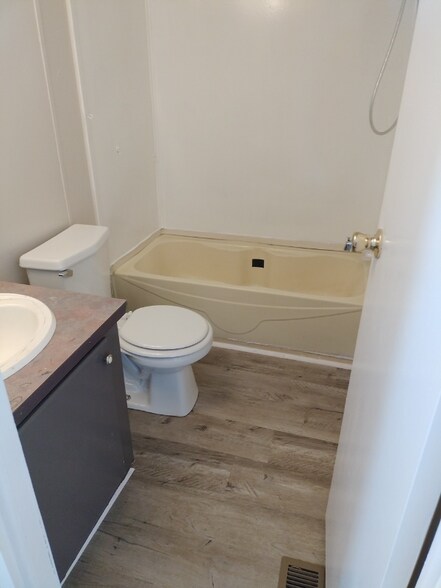 Building Photo - 104 Forest Creek Ln