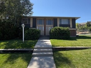 Building Photo - 3 Bedroom Townhome in Sandy!