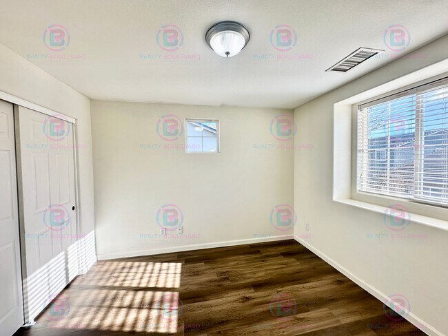 Building Photo - Spacious 4-Bedroom 3 Bath, 3 Car Garage Home with Loft, Living Room and Family Room Outdoor Kitch...