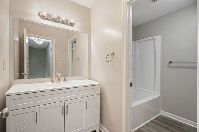 Building Photo - Fully Renovated 3BR/2BA Condo in Decatur!