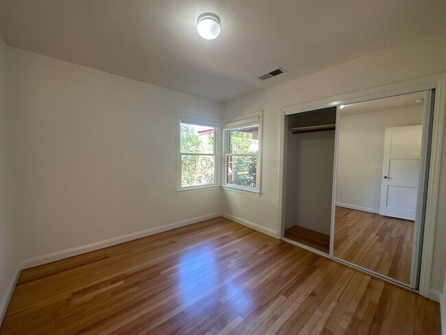 Building Photo - 406 N Santa Cruz Ave