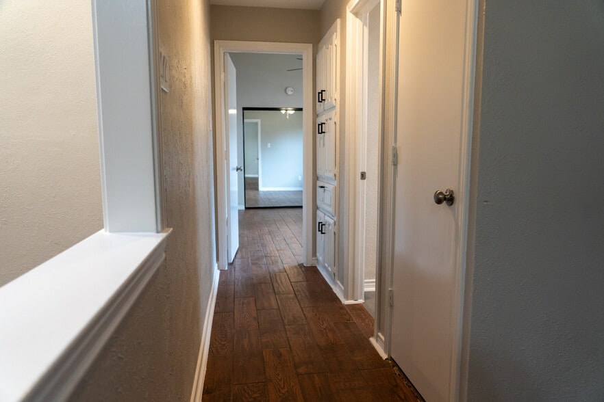 Short hallway leading to 2nd bathroom and 2nd Bedroom - 812 Via Madonna