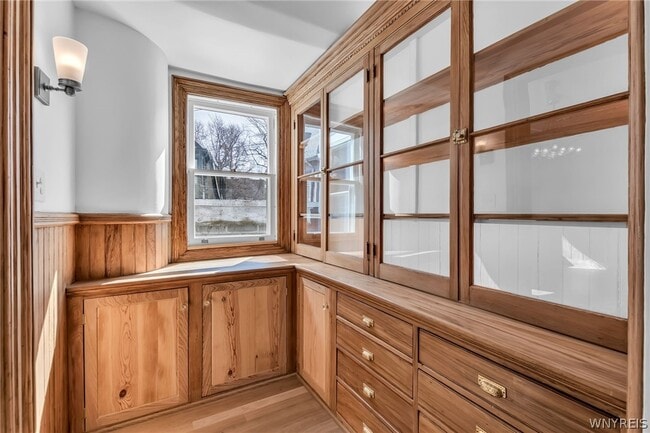 Building Photo - 887 W Ferry St