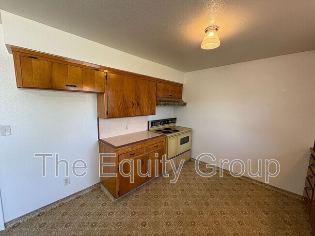 Building Photo - 542 S Redwood St