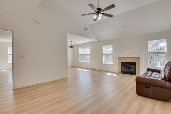 Building Photo - 909 Watsonia Dr