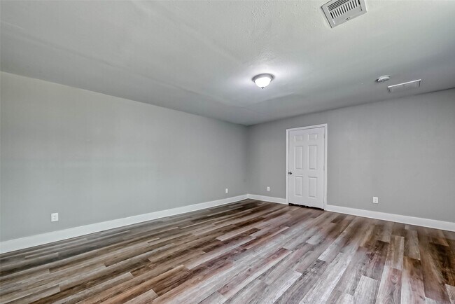 Building Photo - 5606 Elm Spring Dr