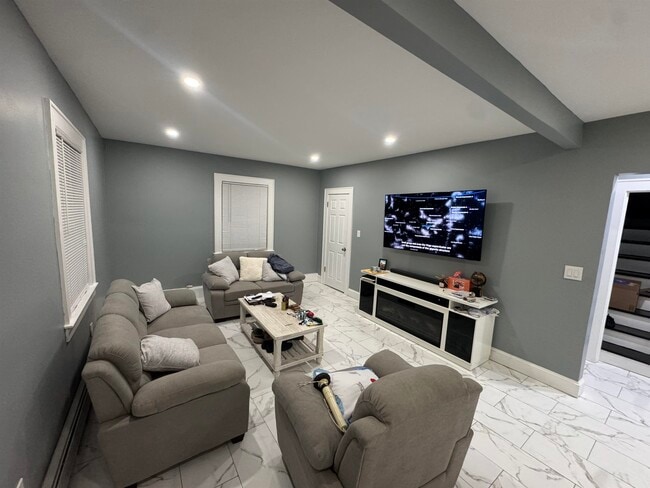 Building Photo - 225 E 19th St