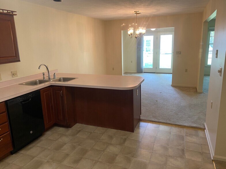 Kitchen - 62 Sanibel Ln