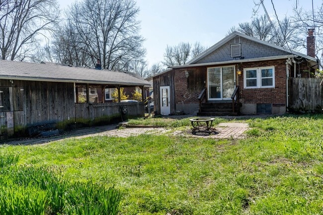 Building Photo - Spacious 2 bedroom 2 bath house