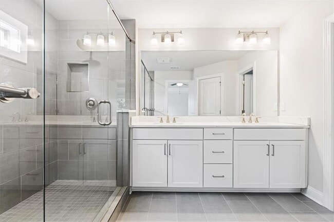 Building Photo - 2560 Clairebrooke Bnd