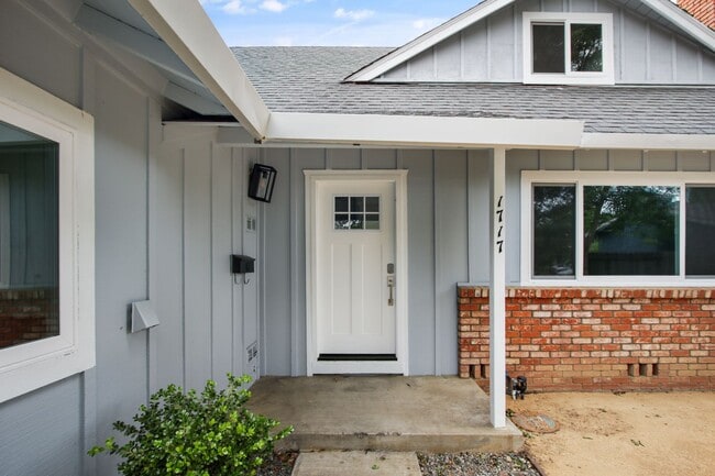 Building Photo - 4 Bedroom 2 Bathroom - Freshly Remodeled Available for Immediate Move-In