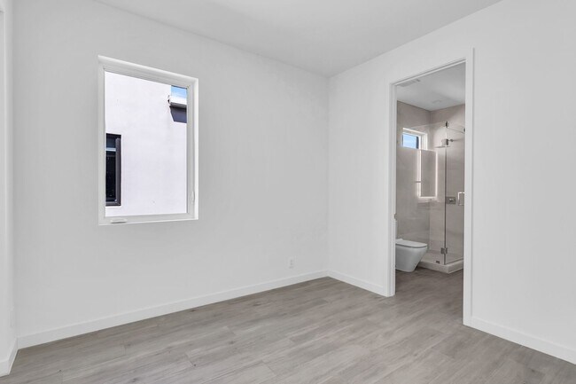 Building Photo - This beautiful new townhome  or rentoffers...