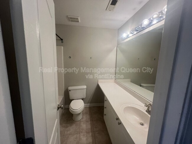 Building Photo - 1224 Green Oaks Ln