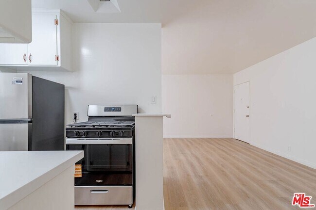 Building Photo - 758 N Hudson Ave