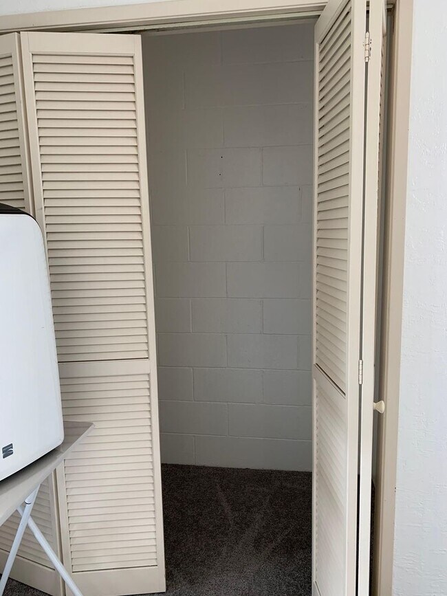 Building Photo - Central location 1 bedroom/1 bathroom with ocean view