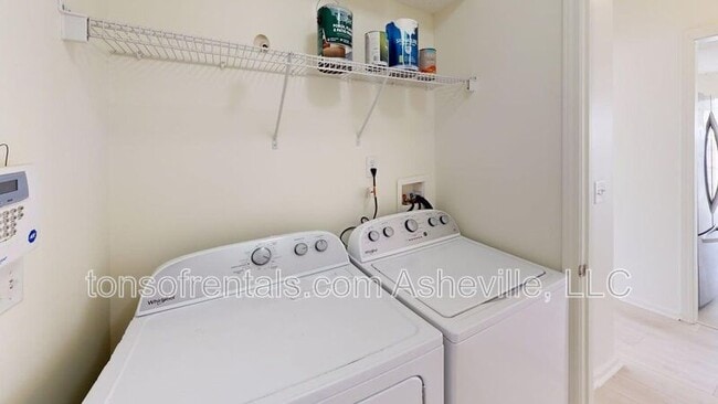 Building Photo - 342 Meadow Pathway Dr