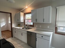 Building Photo - 6208 Pilgrim Ln N