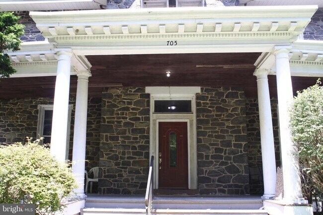 Building Photo - 705 W Market St