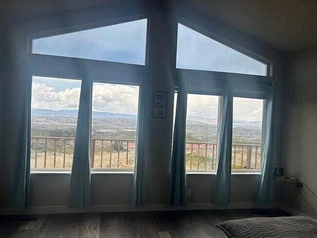 Building Photo - Beautiful country living!