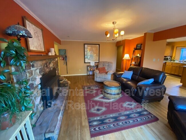 Building Photo - 1620 N Sunset Dr