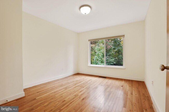 Building Photo - 2057 Golf Course Dr