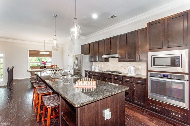 Building Photo - 3 br, 3.5 bath Townhome - 745 Fountainhead...