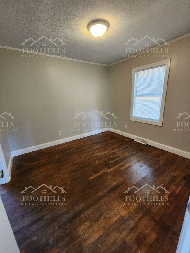 Building Photo - Charming 3-Bed Brick Rental Near Schools &...