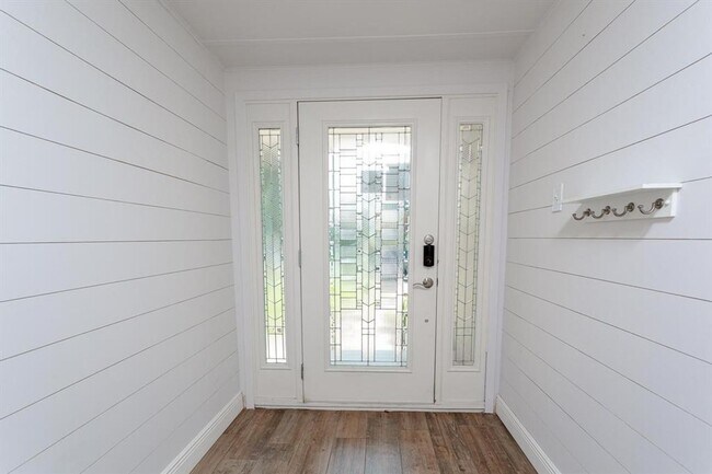 Building Photo - Cozy 3/BR 2/BA Home with Fireplace, Washer & Dryer Included