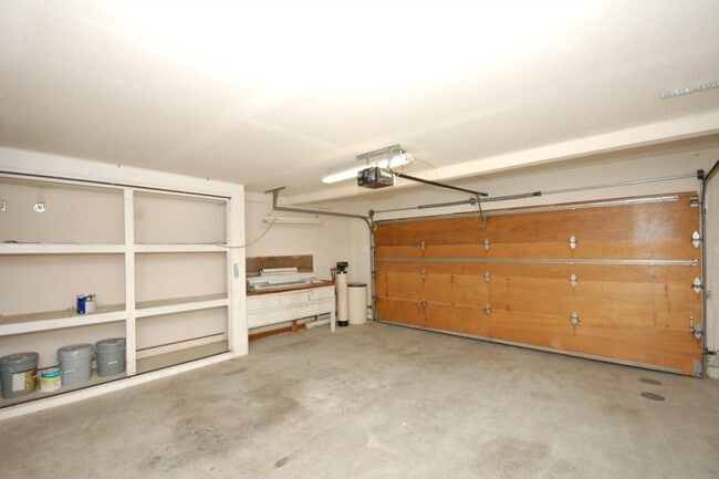 Building Photo - Lovely 3BR/2.5BA Home with Gorgeous Featur...
